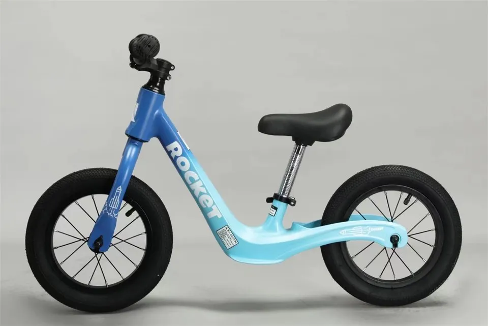 Melnais līdzsvara velosipēds